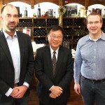 Hoher Besuch im Weingut Peter Kriechel in Ahrweiler: der taiwanische Landwirtschaftsminister Bao-Ji Chen, eingerahmt von Michael (l.) und Peter Kriechel.